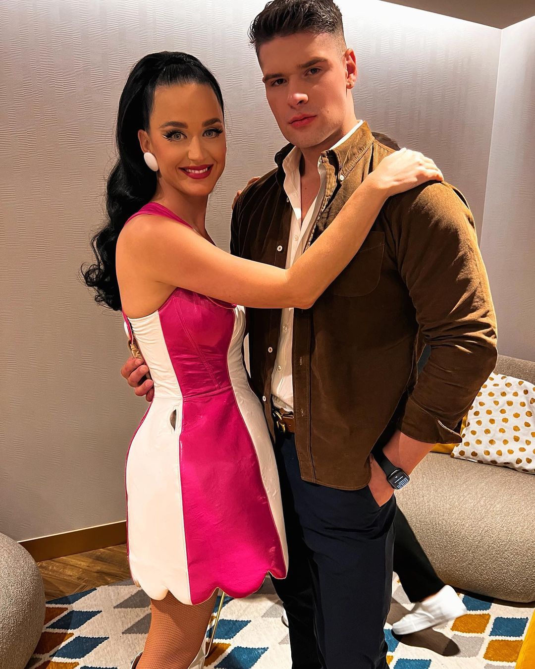 Katy Perry China 🇨🇳 on X: t.coE1nOPW6Uk5s exclusive model Malik  Delgaty (@Malik_Delgaty) shares M&G photo with @KatyPerry at backstage of  her Las Vegas residency PLAY t.con4WkbVj43B  X