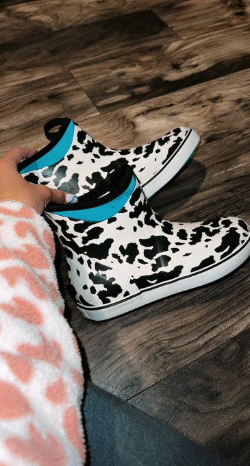 Cutest deck boots ever 😭😭😭😍. I waited so long for these. https://t.co/nwiCNxx8ik