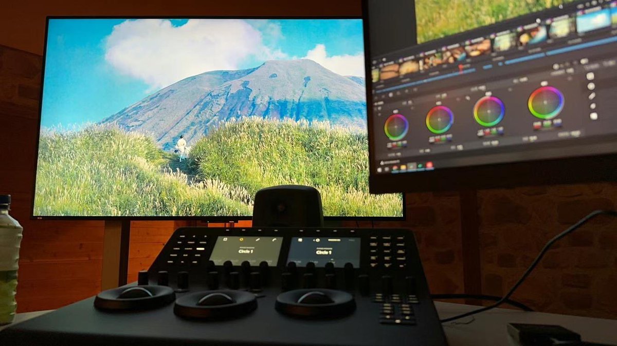 SdytShui's tweet photo. A big update for our editing room🎉

blackmagic design micro panel
speaker：genelec8320
subwoofer:genelec7350
Sharp 8K
dac：RME adi-2 fs
camera:RED V-raptor8k
#Camera  #filmmaker  #red #editing #photography #genelec #tokyo #kumamoto #japan https://t.co/3ctNVs2VAG