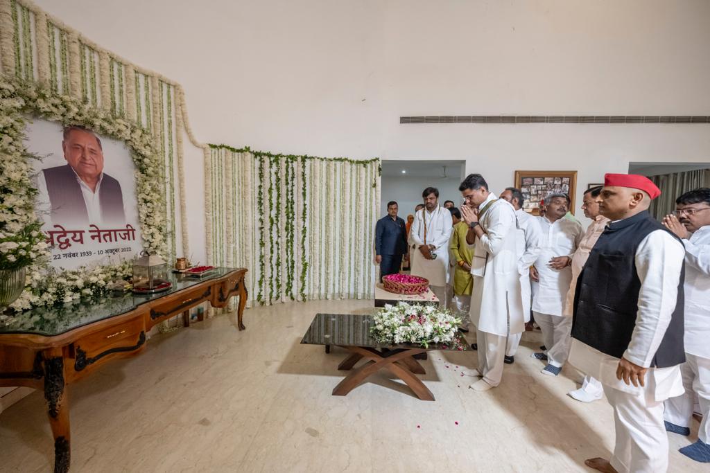 samajwadiparty's tweet photo. श्रद्धेय नेताजी को श्रद्धांजलि अर्पित करने देशभर से सैफई पहुंच रहे लोग। 

नेताजी की स्मृतियां एवं विचार हम सभी को जीवन के हर क्षण में जनसेवा एवं प्रदेश की उन्नति के कार्यों के लिए प्रेरित करती रहेंगी। 

श्रद्धेय नेताजी अमर रहें। https://t.co/rqlRbzCDKM