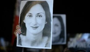 MediosmurciaFSC's tweet photo. ¿Recuerdas quién era #DaphneCaruanaGalizia ?
▪️Periodista comprometida, participó en desvelar corrupciones como los #PanamaPapers
▪️Hace 5 años fue asesinada con una bomba lapa adosada a su coche
❌ Exigimos seguridad para periodistas
#JournalismFreedom #JournalistSafety https://t.co/u7Tp4RkbIe