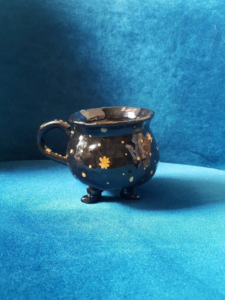 hibiskluce's tweet photo. Bonjour Twitter ! 💫
Il était temps que je me décide à me présenter par ici : je suis potière, et je prépare en ce moment des pièces pour l'ouverture de ma boutique ! Je fais des tasses en forme de dino, de chaudron et de nuage, tout plein de pins, bref, des trucs pipoumimis ! https://t.co/RefE6fmrP2