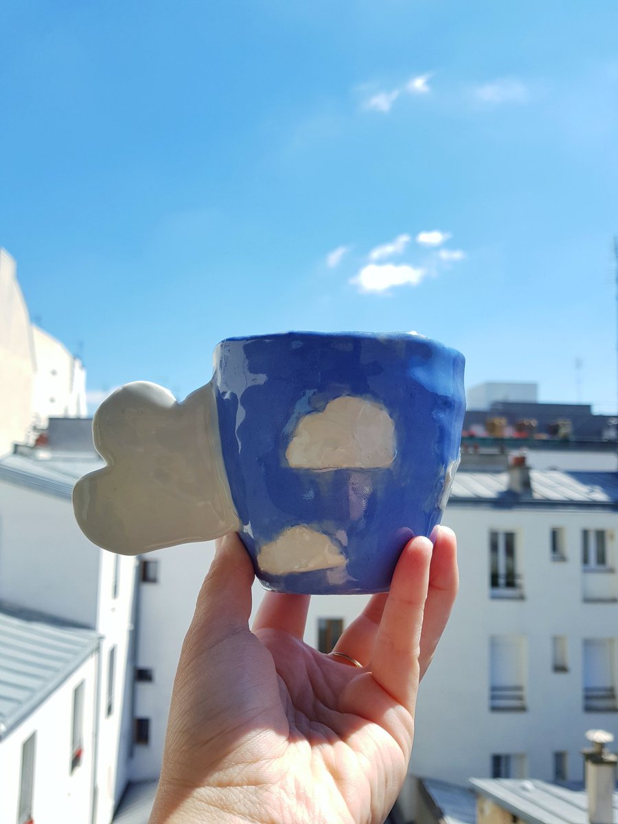 hibiskluce's tweet photo. Bonjour Twitter ! 💫
Il était temps que je me décide à me présenter par ici : je suis potière, et je prépare en ce moment des pièces pour l'ouverture de ma boutique ! Je fais des tasses en forme de dino, de chaudron et de nuage, tout plein de pins, bref, des trucs pipoumimis ! https://t.co/RefE6fmrP2