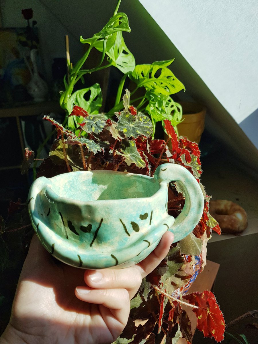 hibiskluce's tweet photo. Bonjour Twitter ! 💫
Il était temps que je me décide à me présenter par ici : je suis potière, et je prépare en ce moment des pièces pour l'ouverture de ma boutique ! Je fais des tasses en forme de dino, de chaudron et de nuage, tout plein de pins, bref, des trucs pipoumimis ! https://t.co/RefE6fmrP2