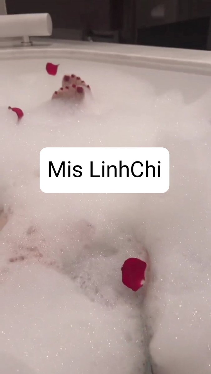 MisLinhChi's tweet photo. Khách sạn này có bồn thích ghê. Nằm trong này gác chân lên cho cho liếm, rồi cho uống nước tắm trong bồn hahaha https://t.co/HmRmD5eDcx