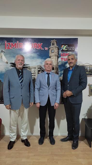 CHP Bergama İlçe Başkanı Sayın Mehmet Ecevit CANBAZ ile usta gazeteci Ahmet Özsoy ustamla. İZMİRTÜRK TV de SÖYLENMEYENLER programımız sonrası.