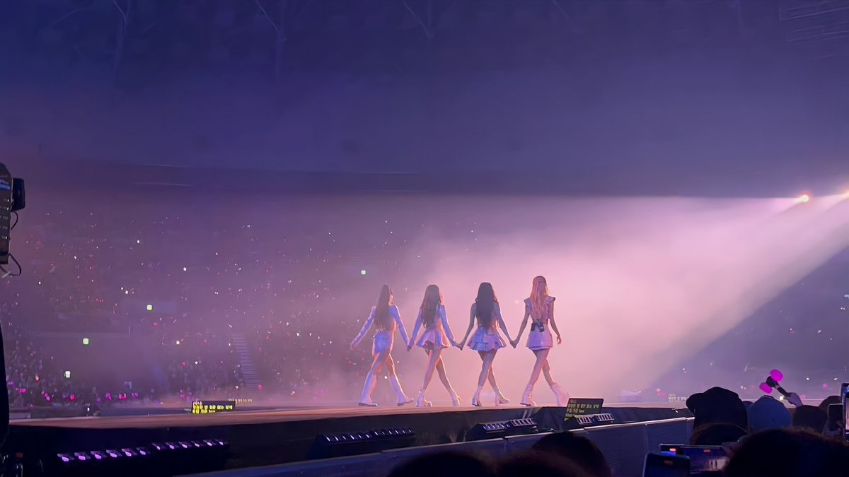 YTLexie1's tweet photo. May you shine on the stage forever#BLACKPINK https://t.co/1VA9fD4xDm