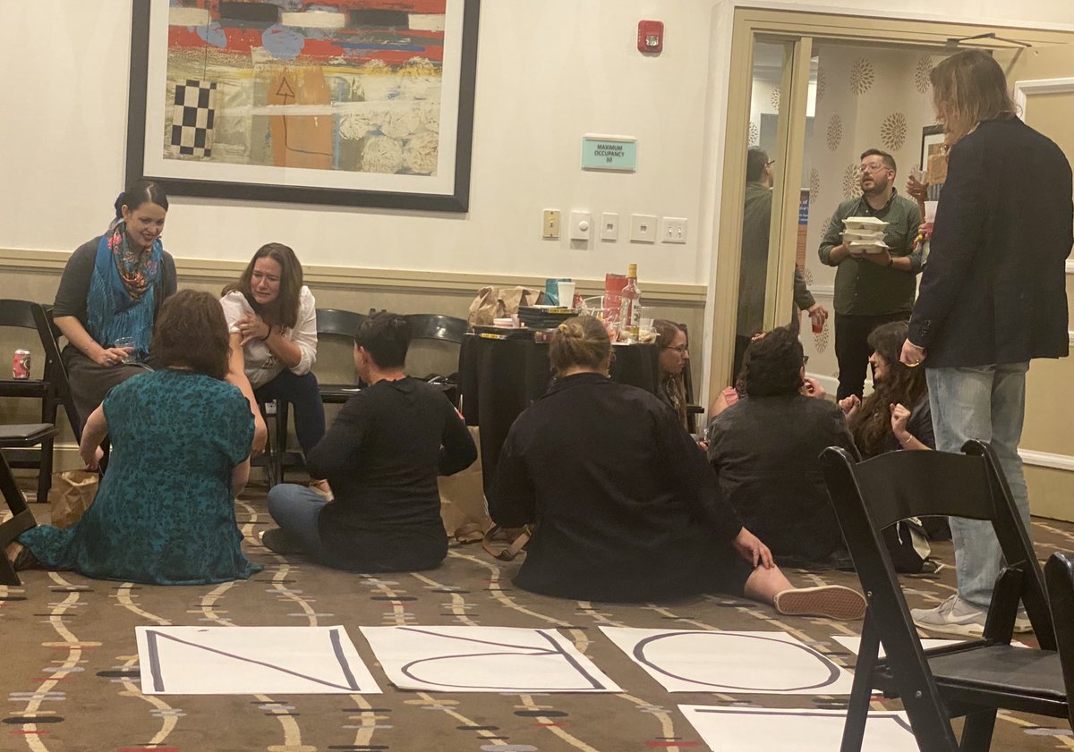 AFSNewFolklore's tweet photo. The peanut gallery..... @Folkwise13 #afsam22 https://t.co/xY3brHRHYN