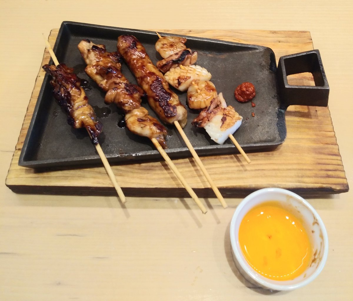 Feedbackgggg's tweet photo. 家にいたら無性にお好み焼きを食べた～い！って衝動に駆られたので、「ぼでぢゅう」行って来ました！もう～めっちゃ美味～い😽！！お好み焼きはちょっと触ってから…焼き鳥は一口食べちゃってからの撮影になりましたとさ😂 https://t.co/jbL8E3PVxg