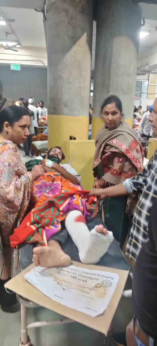 Amitdaniel077's tweet photo. @ManikGoyal_ @DrBaljitAAP @SukhpalKhaira @PargatSOfficial @Partap_Sbajwa @LambaAlka @AAPPunjab @INCPunjab @AdnanAliKhan555 @_garrywalia @GauravPandhi @nitinagarwalINC कहाँ से लाते हो ये जूठा ज्ञान, जरा धयान से देखो डा. बलजीत कौर, घायलों को लेकर भी गये हैँ और उनका इलाज़ भी करवा रहे रहे है। https://t.co/XUwKgyCqSF