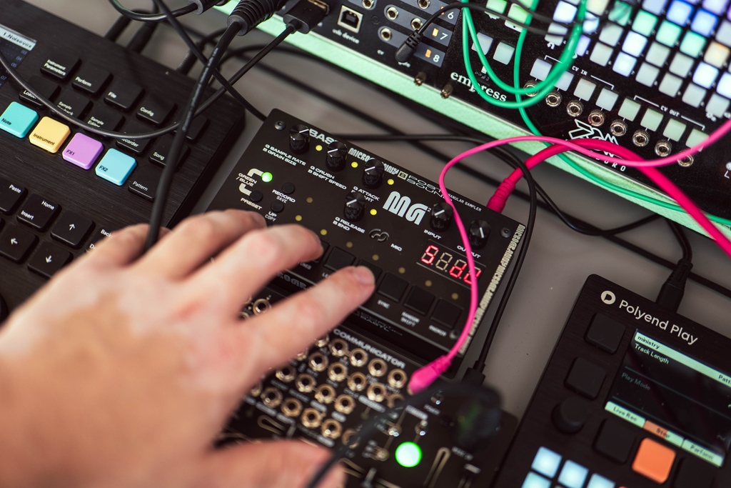 bastlinstrument's tweet image. Microgranny monolith is the final evolution of our fan-favorite lofi midi controlled 12bit sampler. Get that real-time downsampling and aliasing effect to your portfolio of sound today.

#sampler #lofi #12bit