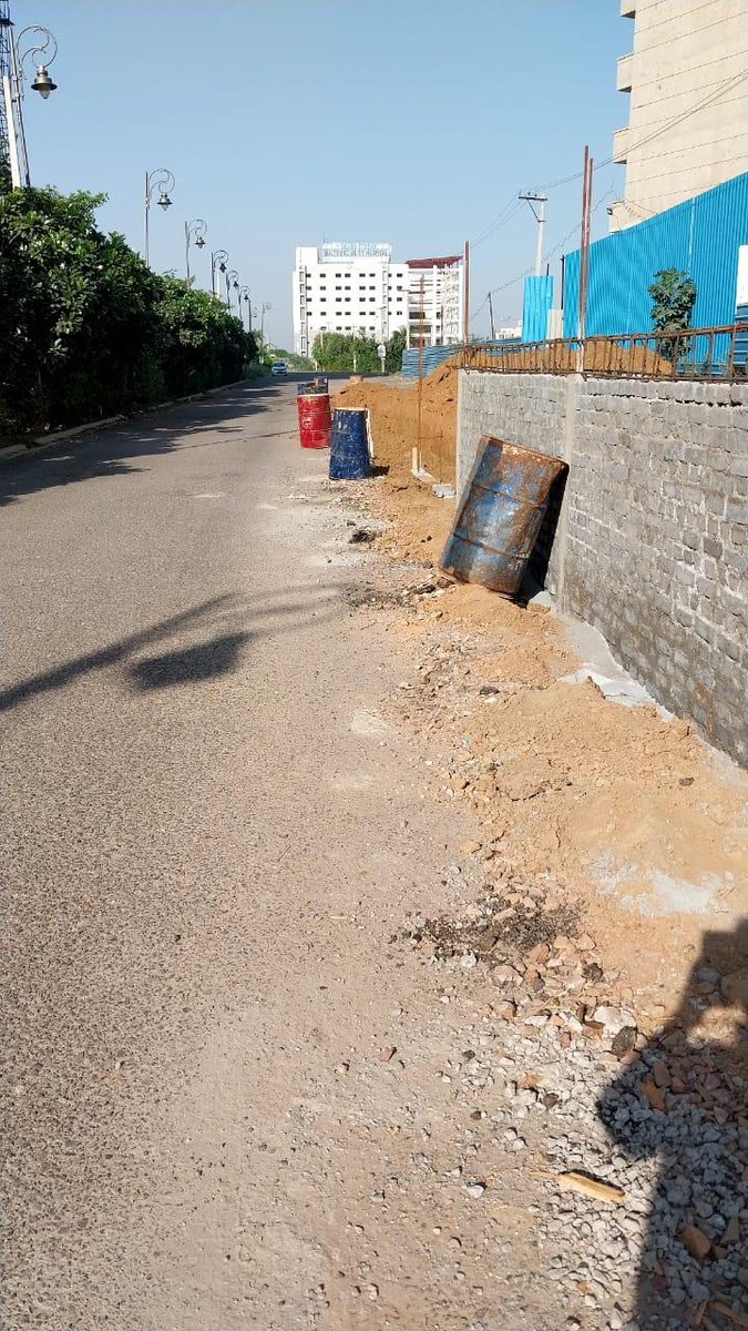#DLFMISREPRESENTS SKYCOURT Gurgaon residents for its 24M approach road. 1st Pic shown to buyers at the time of purchase, 2nd Pic is the current pathetic narrow &amp; accident-prone road. #CarefulDealingWithDLF
<a href="/MunCorpGurugram/">MCG</a> <a href="/DLFEmporio/">DLF Emporio</a> <a href="/TOIIndiaNews/">TOI India</a>  <a href="/DLFMoI/">DLF Mall Of India</a> <a href="/cmohry/">CMO Haryana</a>