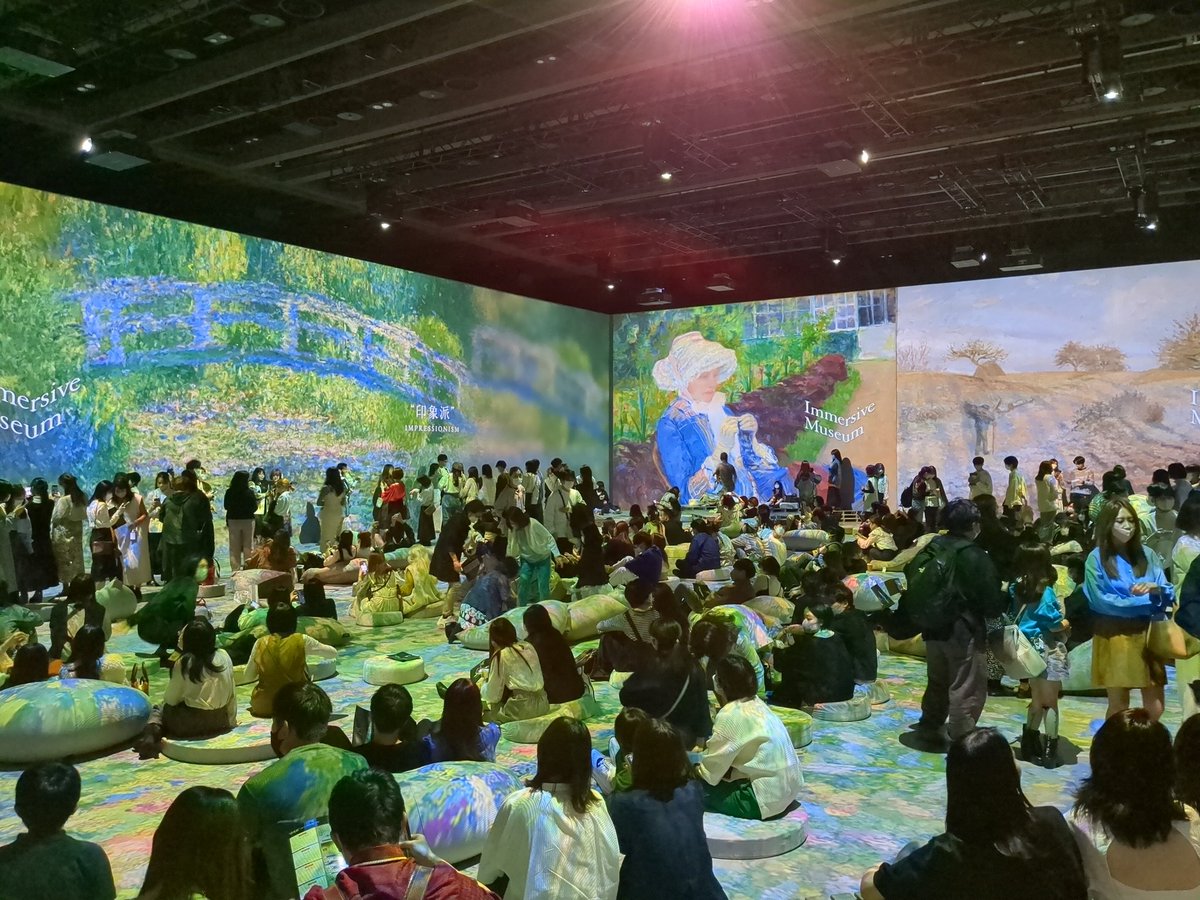 roshihy's tweet photo. マジで人がゴミのようだった。床も含めて空間全体の展示なのに残念ねん😭
#immersive https://t.co/ilGdw3u0NR