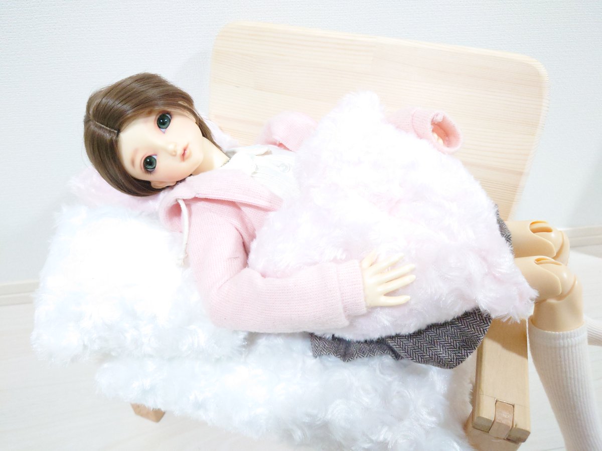 KiminoOFURO's tweet photo. 今日のリリア❤
ソファーなのでクッションを4つ作ってみました。
フワフワ~もこもこ~でこの冬もあったかそう❤横にもなれるね❤
#DIY
#編み物
#sd
#sdcoco
#sd_coco
#sdここ
#superdollfie
#スーパードルフィー
#volks
#volksdoll
#bjd
#doll
#うちのこかわいい
#うちの子かわいい
#Lilia https://t.co/NaSeiqaooE