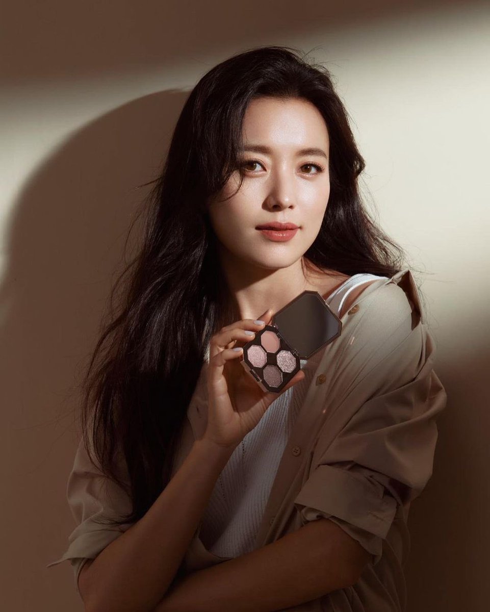 ㅤ  ㅤㅤ  ᅠ

ㅤ  Meet the Dream Velvet Eyeshadow Palette from 𝙳𝚎𝚊𝚛 𝙳𝚊𝚑𝚕𝚒𝚊 that completed my elegant and vibrant makeup look. It gives you various textures from soft pink and rose base matte to shimmering glitter. It’ll melt gently in your eyes. Mind to try?
ㅤ  ㅤㅤ ᅠ