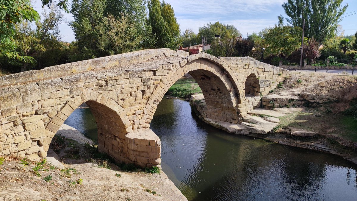 Lonifasiko's tweet photo. Puente de origen romano (siglo II aprox.) sobre el río Tirón, en el barrio del Priorato de #Cihuri https://t.co/hunXjG8a4S
