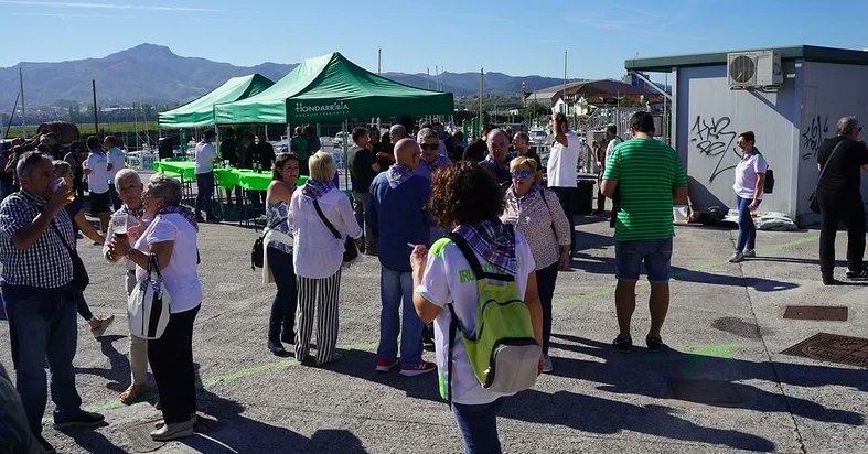 Atzo Nabarreria Hiria Estropada jokatu zen Iruñeako Irrintzi eta Algara peñen artean Hondarribian.
Irrintzi peñakoek irabazi zuten bandera.
Giro ederrean igaro genuen eguna. Mila esker guztioi!