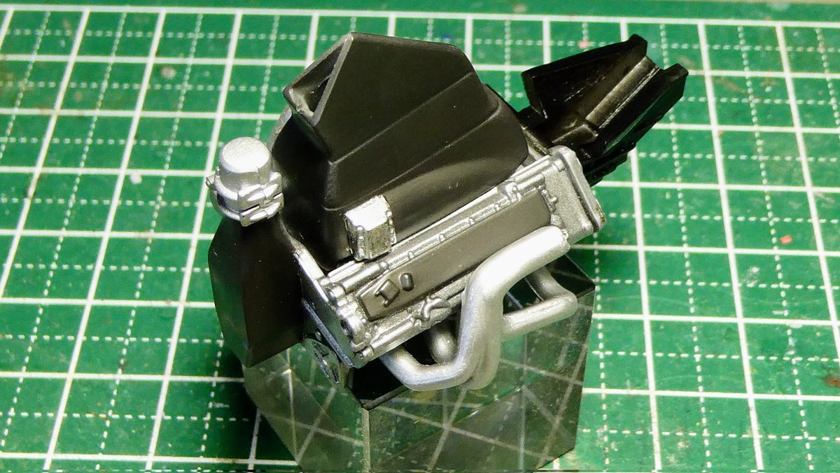 zz60g's tweet photo. エンジンできました。
カウル開かないけど十分なディテール。すごくコンパクトなんですね。
そして今日も自己満足なパテ埋めしています。
#Over2000sF1コンペ
#FerrariF2007 https://t.co/tzmnRe4xOP