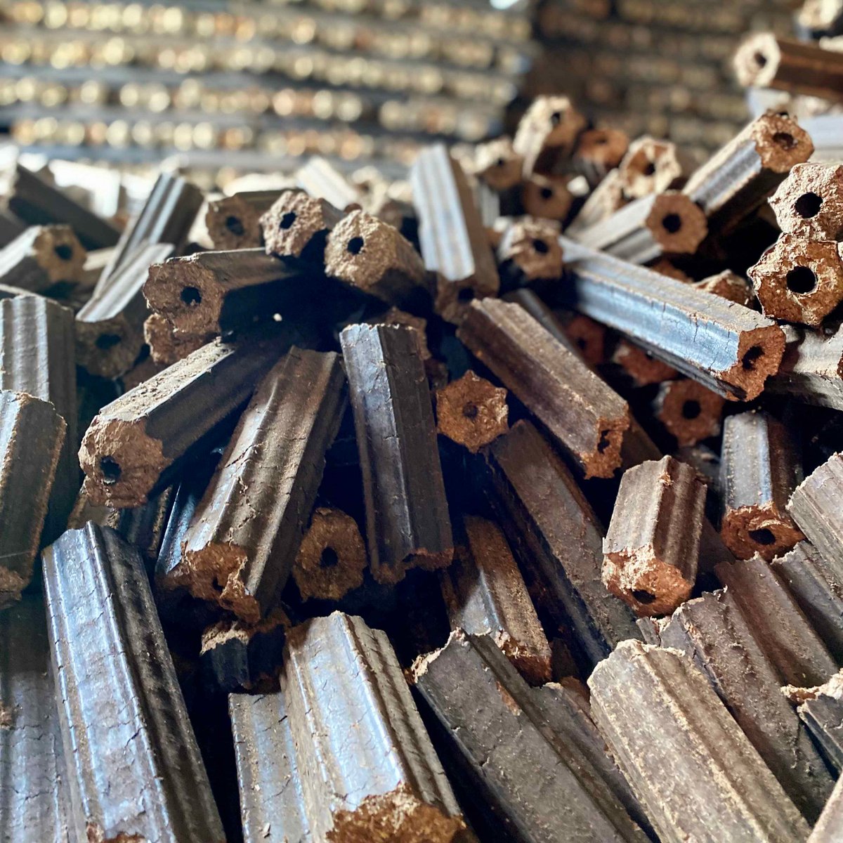 invegrow's tweet photo. Uncarbonised log #briquettes made from agricultural #waste including ground nut shells and saw dust now available for sale in #Lilongwe at @kawandamahills container outlets, Food Lovers and in bulk orders directly through us at our Invegrow farm on Airwing.
3,000mwk for 10kg bags https://t.co/THHMQgzipJ