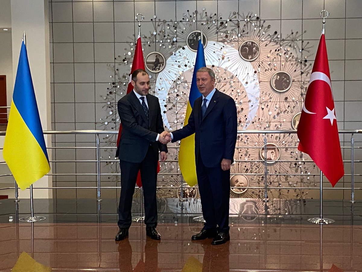 Held a meeting w/ 🇹🇷Minister of Defence Hulusi Akar ⁦@tcsavunma⁩ . Discussed #BlackSeaGrainInitiative . There is no doubt that the Initiative will continue its work after November 22. All parties will do their best to prevent the food crisis.