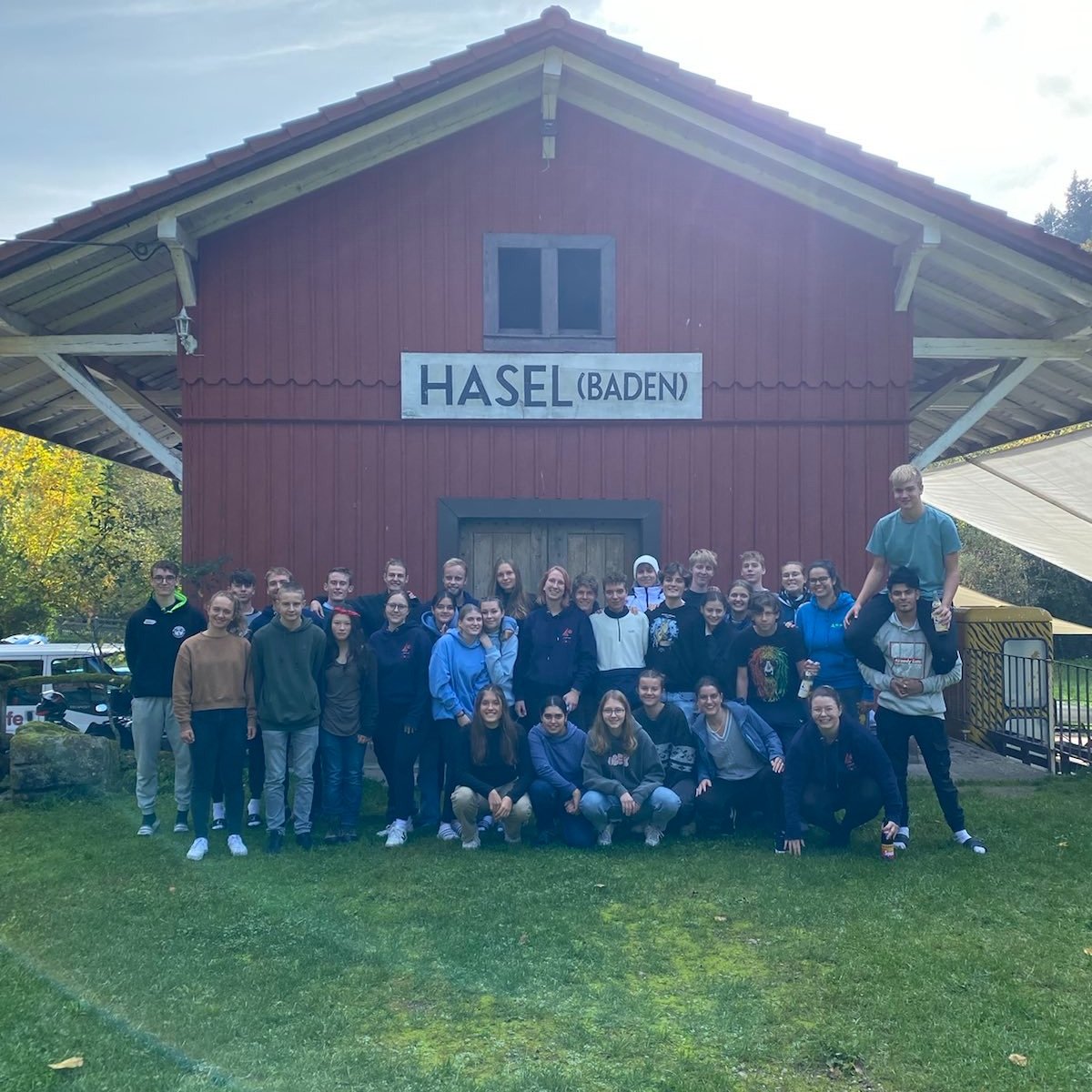 FoeFeCamps's tweet photo. ▶️ #PressPlay für die nächste Generation FöFe Betreuer:innen 🚀im Begegnungsbahnhof Hasel. Der 24 Personen starke FöFe Jahrgang 2022/23 setzte sich Anfang Oktober mit ersten Inhalten der #JuLeiCa Ausbildung auseinander. 
#Nachwuchsloading https://t.co/D15NILXcmm