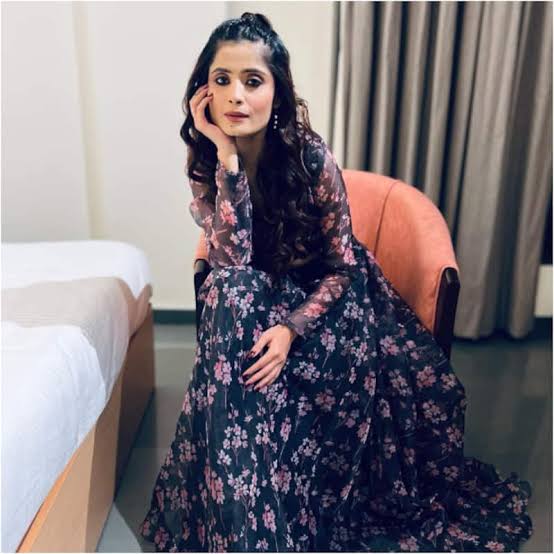 HuifaBKhan's tweet photo. Famous tV serial actress Vaishali Thakkar commits suicide by hanging. TV actress Vaishali Thakkar was living in Indore for a year. Police recovered a suicide note from the spot. 

#VaishaliTakkar #VaishaliTakkarDeath #VaishaliTakkarSuicide https://t.co/pP8PbXfk4m
