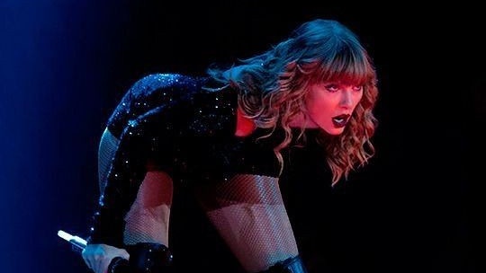 ItsDuaBitch's tweet photo. day 8: literally any idsb performance because IF A MAN TALKS SHIT THEN I OWE HIM NOTHING- #12DaysOfTaylor https://t.co/UoJkUVAyWb