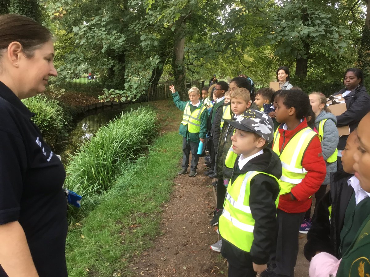 GoldfinchPrmry's tweet photo. Super Starlings had a fantastic trip to @MordenHallPkNT to support our geography learning about rivers. We spotted river features and measured channel width and depth and speed of flow at different points of the river. #learningaboutnature https://t.co/GRcQIgbb55