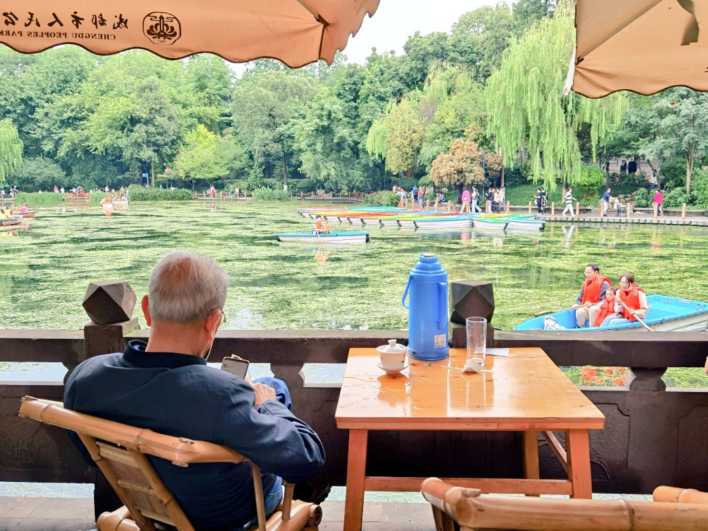 暑過ぎず、寒過ぎない今の季節は、青空茶館でお茶を飲んみながらのんびりするのに最適なシーズン☁️🌿

成都人民公園にある百年茶屋「鶴鳴茶社」に行くと、老舗餃子屋さん「鐘水餃」の点心セットが食べれるのでおすすめ。パンダ湯円が可愛いし、どれもお茶に合う優しい味だった。