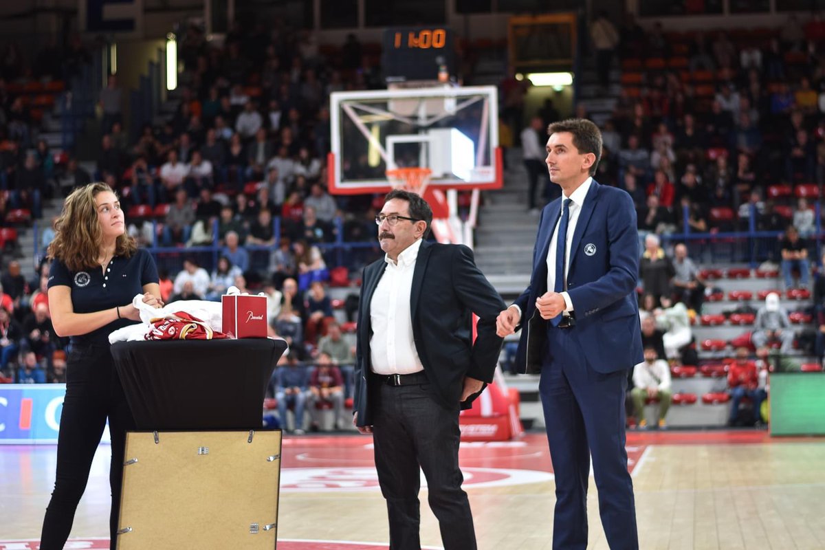 VNVBofficiel's tweet photo. Gentilly, quelle soirée.✨
Merci à tous pour l'accueil réservé à nos Panthères hier soir. Vous étiez GRANDIOSES. 🙏
#gogogovnvb #vivrelexceptionelles https://t.co/kdcqSlqGUH