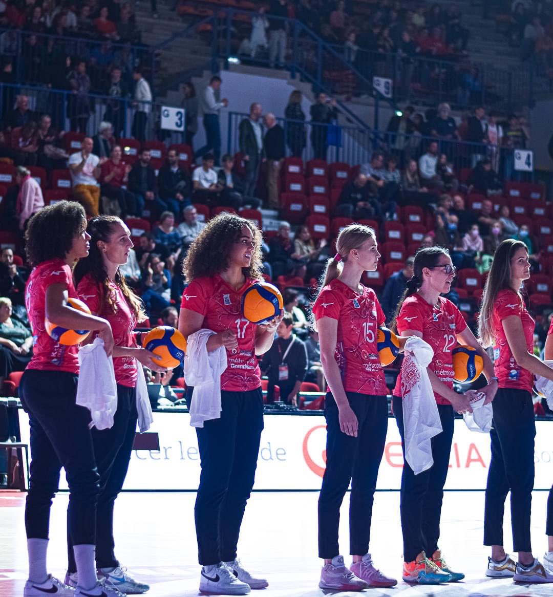 VNVBofficiel's tweet photo. Gentilly, quelle soirée.✨
Merci à tous pour l'accueil réservé à nos Panthères hier soir. Vous étiez GRANDIOSES. 🙏
#gogogovnvb #vivrelexceptionelles https://t.co/kdcqSlqGUH