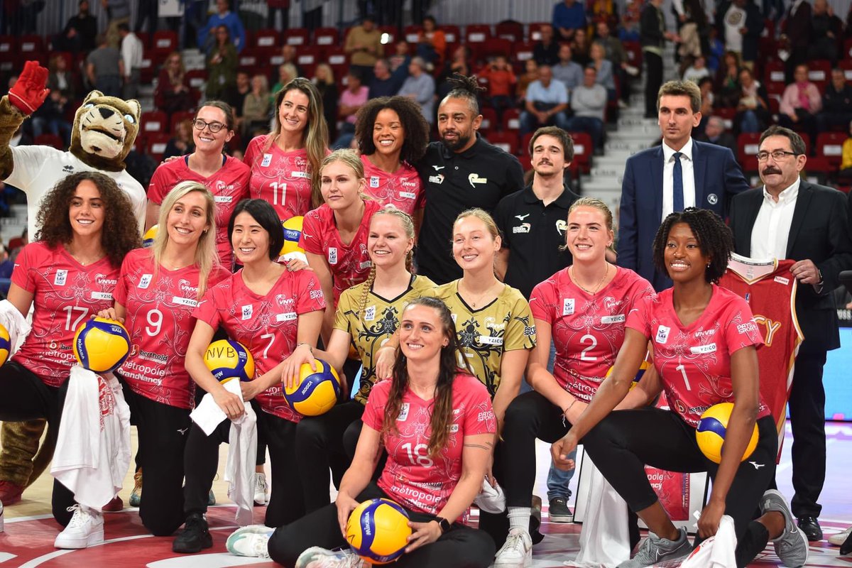 VNVBofficiel's tweet photo. Gentilly, quelle soirée.✨
Merci à tous pour l'accueil réservé à nos Panthères hier soir. Vous étiez GRANDIOSES. 🙏
#gogogovnvb #vivrelexceptionelles https://t.co/kdcqSlqGUH