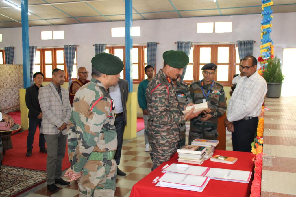 GajrajCorps_IA's tweet photo. Central Institute of Himalayan Culture Studies, #CIHCS &amp; #IndianArmy have a partnership for training young leaders in Tibetology to help imbibe local values in formative years. #GOCGajrajCorps visited #CIHCS to discuss enhancing scope &amp; depth of partnership.
@adgpi
@easterncomd https://t.co/uBEXBVPmK4