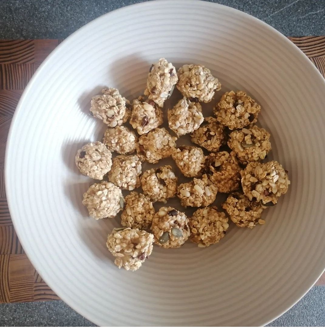 DieFiwis's tweet photo. Müsli-Hafer-Bällchen
#müsli #snack #banane #food #essen #haferflocken #fiwi #vegan https://t.co/7WLNPlraHY