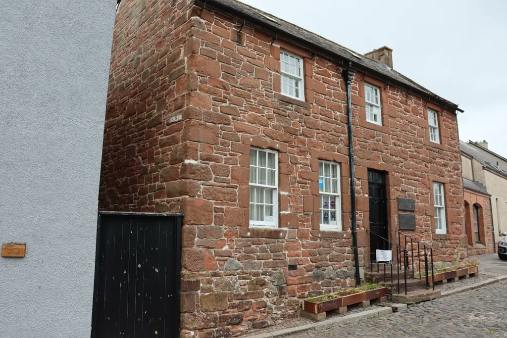 literarybritain's tweet photo. The Robert Burns house in Dumfries. A museum dedicated to the poet in the house into which he moved in 1791.
@Burns_Scotland #dumfries https://t.co/3egUvBoGEQ