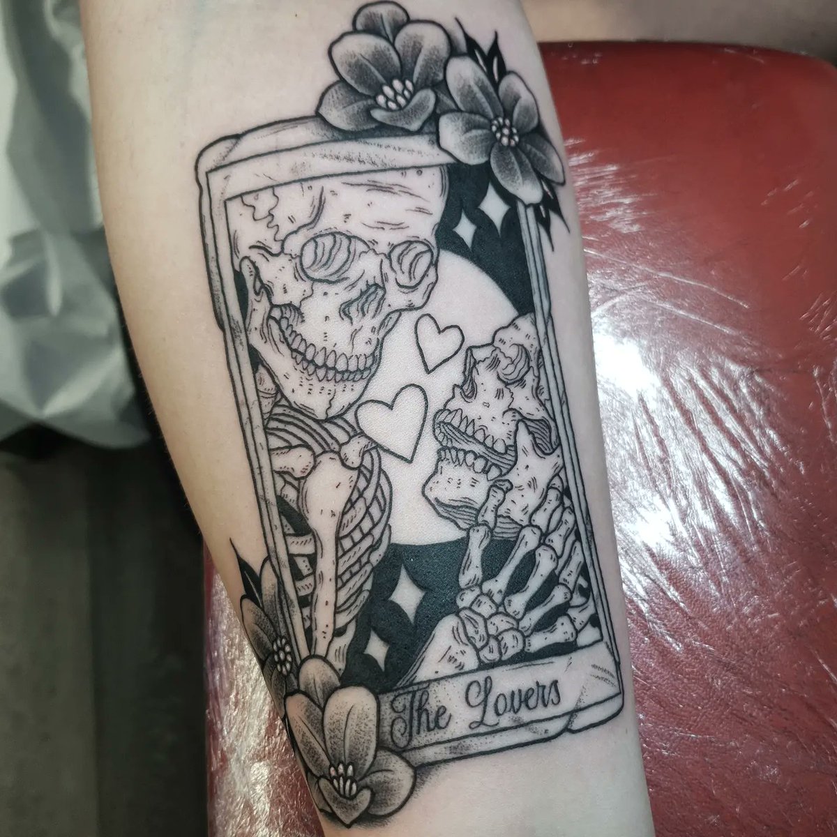 butterstattoo's tweet photo. I'm really enjoying tattooing these tarot card designs recently 😁 I might do a flash sheet! ❤🦇
#tarot #TarotReading #tarotcards #tattoo #magic https://t.co/8eUYGOr1iz