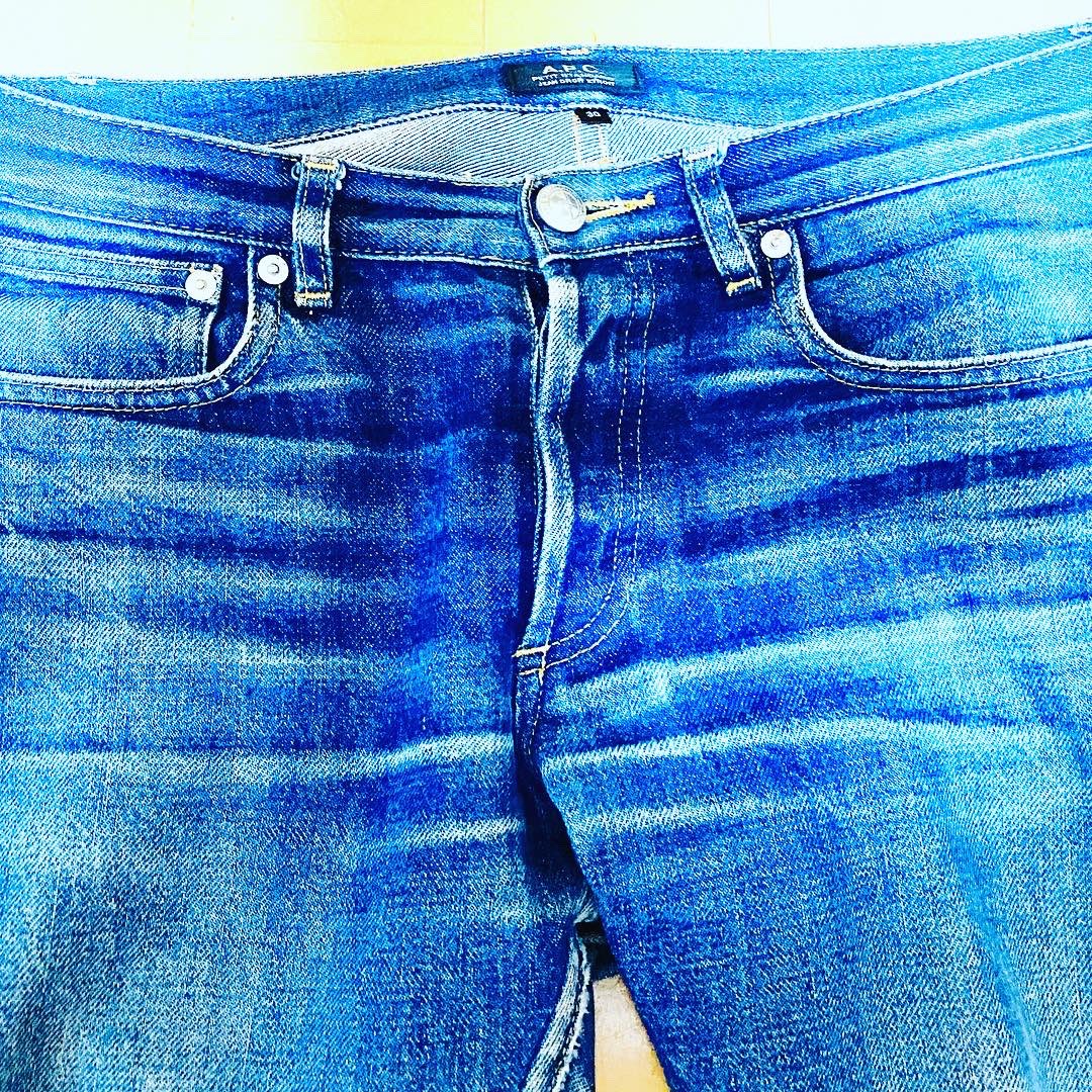 hirame18jp's tweet photo. ダサいカッコはしたくないなら、ド定番のアイテムをひとつ手に入れておくと良いですよ。例えば、APCのデニム。流行り廃りに関係なく使えるし、経年変化があるから、歳を重ねてもカッコいい🤩
まあ、男目線だけど🤣🤣🤣
#petitstandard #APC #色落ち https://t.co/fr5wGdpbSC