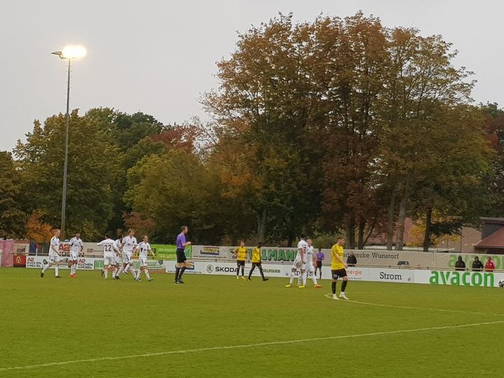 FGlaubitzAvacon's tweet photo. 1. FC Wunstorf begrüßt Sponsoren
Es war ein schöner Herbsttag, den die Sponsoren des 1. FC Wunstorf gemeinsam verbrachten. Auf Einladung des rührigen Präsidenten Michael Twele besuchten die Unterstützer, unter Ihnen Avacon, das Heimspiel in der Landesliga gegen den FC Eldagsen. https://t.co/0gjuq5iNAx