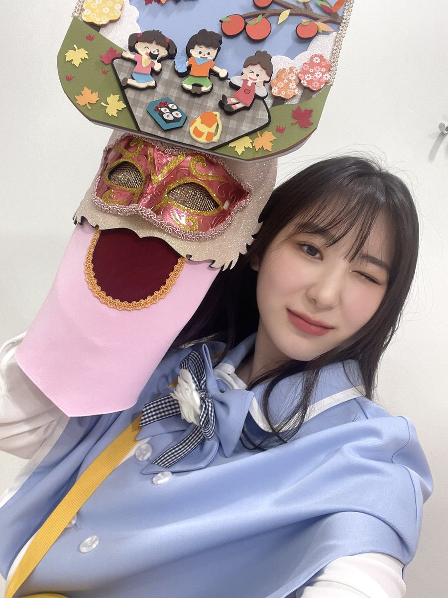 official_LCY's tweet photo. [#CHAEYEON_pic📸] 22.10.16 복면가왕

채연이와 함께 가을소풍 가실래요?🍂🤎
가을과 딱 어울리는 청량한 목소리의 주인공‼️
바로 여니였대요🥰

#이채연 #LEECHAEYEON #HUSHRUSH https://t.co/Si0rtoaGoo