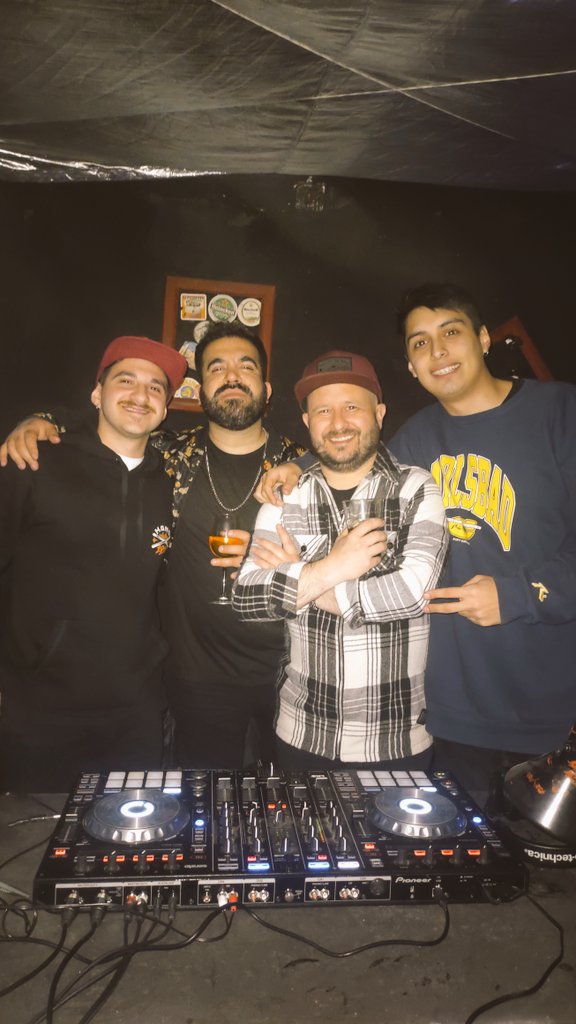 LksMarchisio's tweet photo. 2 de 2! @RockSaveEmpires en @lacasacafecult 

#UnReCumple #FindeDeCumples
#RockNights #Music #LiveToPlayLive https://t.co/r5zzPTDWv5