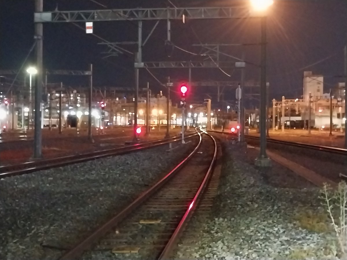 호기심에 쫒겨 기웃거린다 한들,
해결하지 못한 갈증에 늘 목말라 하게 될겁니다.

잠시 욕구에 홀려 경험한들,
성향에 대한 욕구는 풀리지 않습니다.

느긋하게 기다려도 기회는 쉽게 오지 않죠

그렇습니다
우리는 이런 척박한 성향이란 황무지를 헤매고 있는겁니다.

누구도 풀어줄수 없는겁니다.