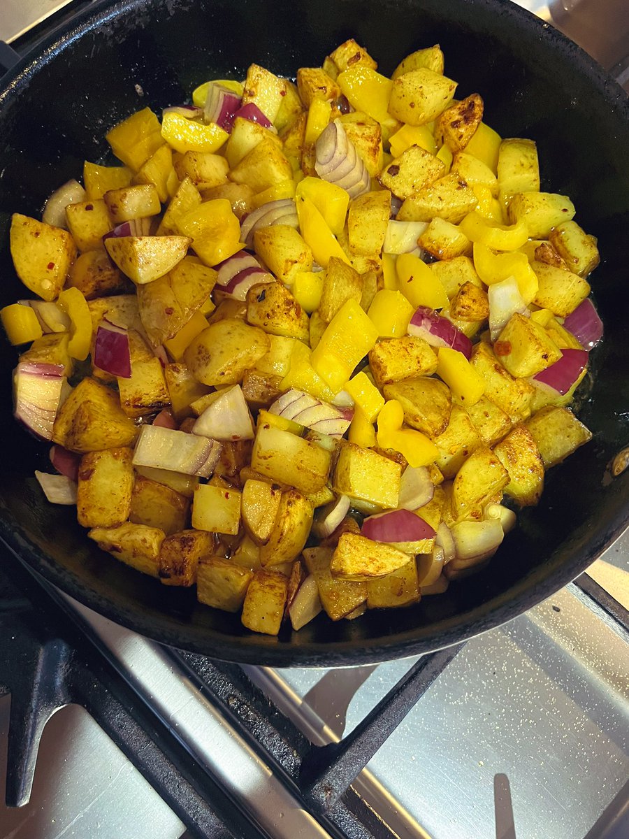redrustybbq's tweet photo. Love this brunch, perfect for pre Sunday shopping clear the fridge. 

Home fries, pepper and red onion chopped and fried then into the oven, serve with a fried Egg and some hot sauce.

The spiced mango and lime rub with the Pineapple Express sauce elevate it to a taste sensation https://t.co/KiIa1Dgq6Q