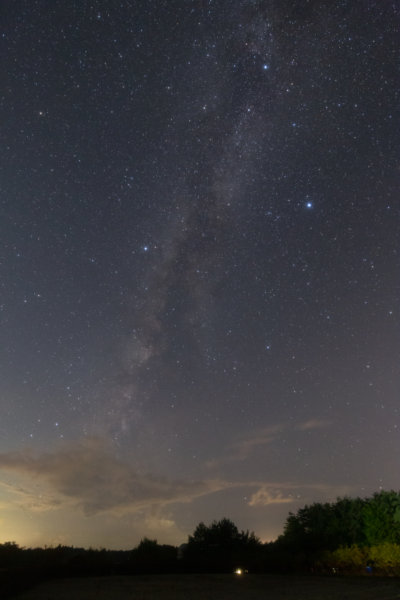 星の観察館 満天星 今夜の能登の星空です 日没後はすっきり晴れて美しい星空が広がりました 天の川 もしっかり写っていますね 肉眼では雲のようにモヤっとした帯に見えます 今週と来週は午後7 8時頃に月明かりの影響がないため 天の川も見やすく