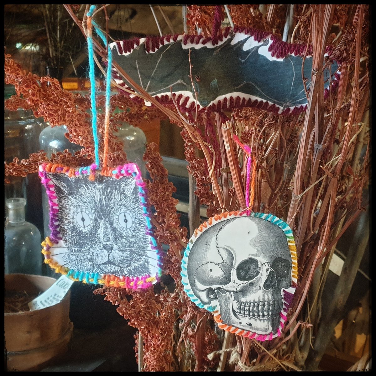 OldOpTheatre's tweet image. *Halloween Cats, Ghouls &amp;amp; Witches: Badge and Pendants #FamilyWorkshop* 26 Oct, 10:30 AM &amp;amp; 2:00 PM
Get ready for All Hallows’ Eve with this fun workshop! Make your own pendants and pins! For more info &amp;amp; to book 👉 oldoperatingtheatre.com/october-half-t…
#OldOpEven #HalfTerm #Halloween2022