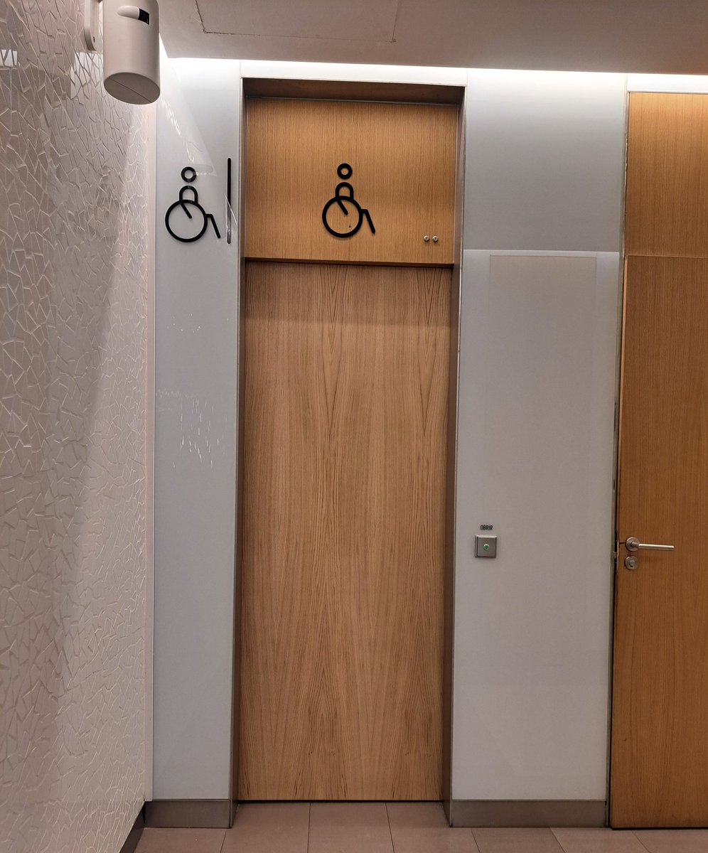 Martagggm's tweet photo. Baño completamente adaptado para personas con movilidad reducida. El mismo, dispone de un botón automático para abrir la puerta sin tener la necesidad de empujarla. ¡Esto sí que es accesible! Sigamos por el buen camino... #sharediversitas #diversidaduoc https://t.co/1spzXRPyn7