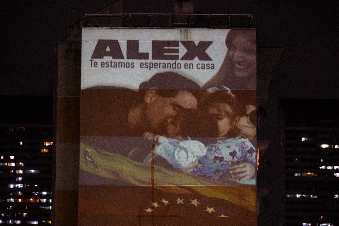 Hace un año, fue una vil e ilegal extracción de Cabo Verde a EE.UU, hoy exigimos la libertad inmediata de nuestro Diplomático 
#AlexTeQuieroLibre
<a href="/NicolasMaduro/">Nicolás Maduro</a> <a href="/StateDept/">Department of State</a> <a href="/StateSPEHA/">Special Presidential Envoy for Hostage Affairs</a>