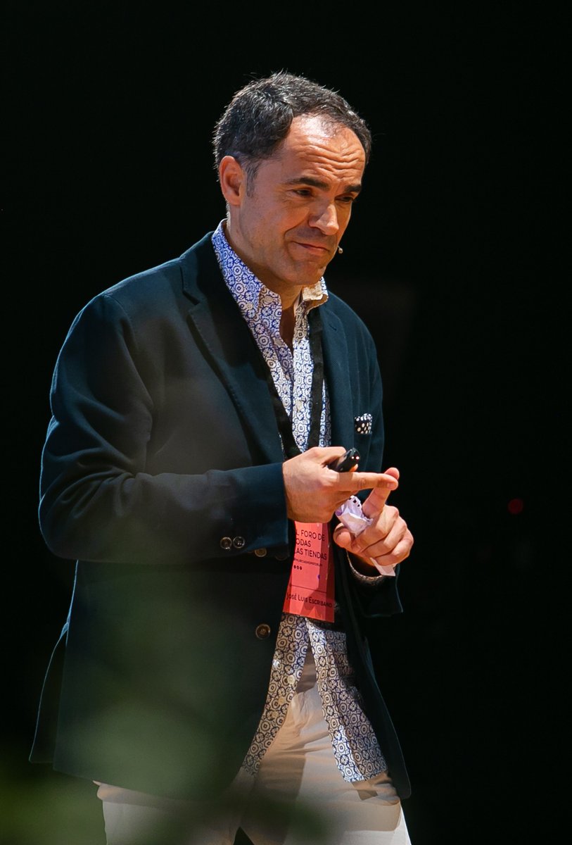 MurciaShopsForo's tweet photo. La experiencia del cliente en la tienda es fundamental para cerrar ventas y para que vuelvan… Y recuerda lo que nos cuenta @JoseLuisEscri : el cliente compra con la emoción y luego justifica con la razón.
#MurciaShopsForum #MurciaShopsForum2022 #EventoMurcia #EventoRetail https://t.co/EFbVZzj84s