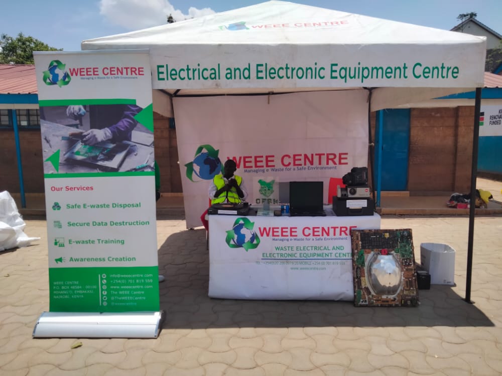 TheWEEECentre's tweet photo. WEEE are at Kilimani Primary School for #kilicycle. So if you have any old electronics that you need to get rid of, now is your chance before 3pm! The WEEE Centre is on hand to take your #ewaste and properly dispose of it. #KiliCycle #EwasteDrive @kilimanispeaks https://t.co/8Uj6d0JXjB