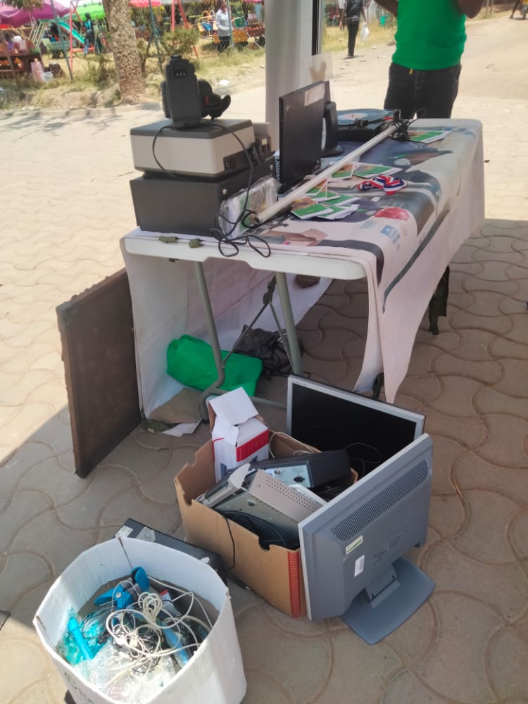 TheWEEECentre's tweet photo. WEEE are at Kilimani Primary School for #kilicycle. So if you have any old electronics that you need to get rid of, now is your chance before 3pm! The WEEE Centre is on hand to take your #ewaste and properly dispose of it. #KiliCycle #EwasteDrive @kilimanispeaks https://t.co/8Uj6d0JXjB
