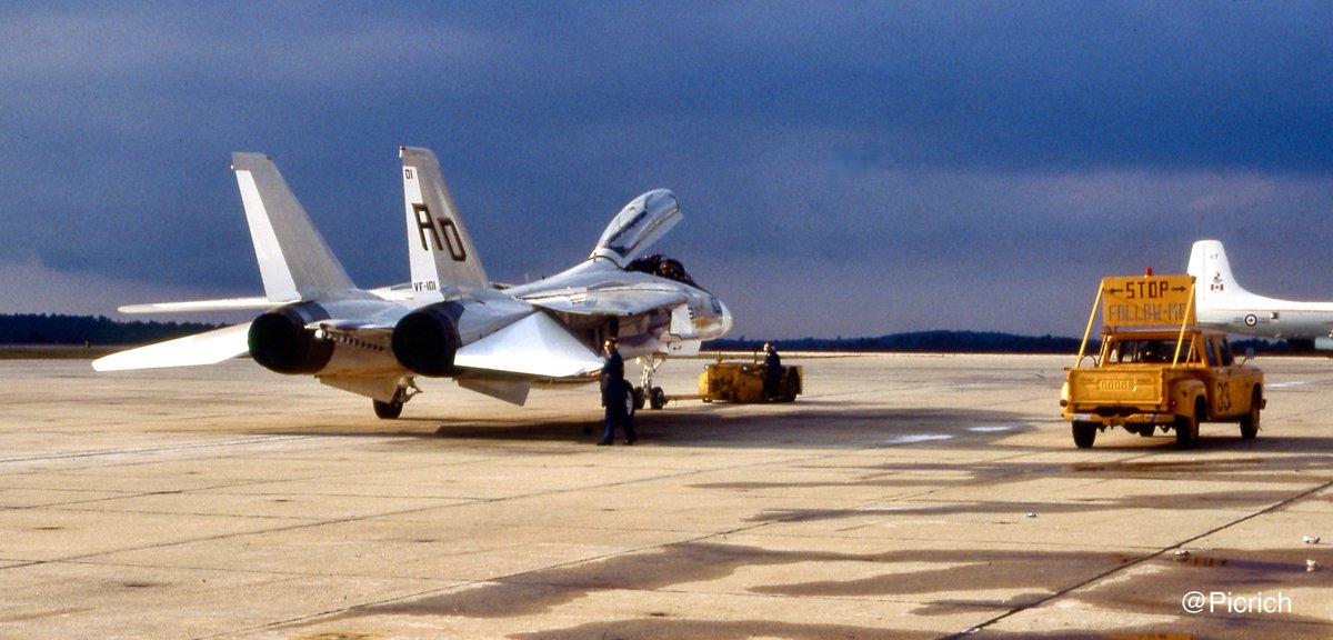 Picrich's tweet photo. US Navy Grumman F-14 Tomcat NAS Brunswick 1977

#aviation #AvGeek #VF101 #usnavy https://t.co/yNRJQBUXP3
